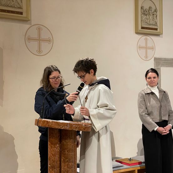 Bild enthält, Crowd, Person, Adult, Female, Woman, Clothing, Coat, Audience, Speech, Face