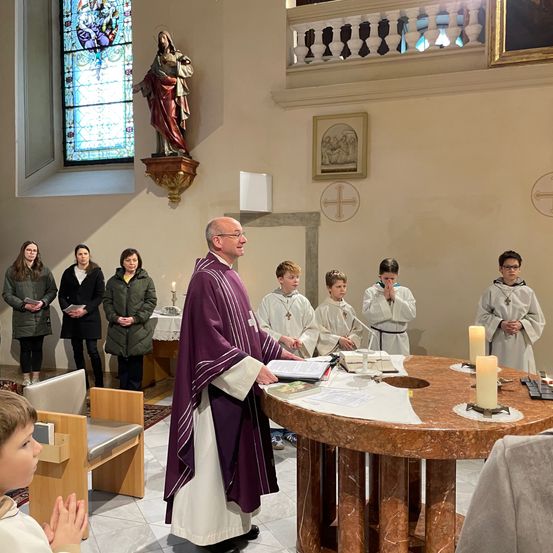 Bild enthält, Adult, Male, Man, Person, Coat, Boy, Child, Priest, Face, Indoors