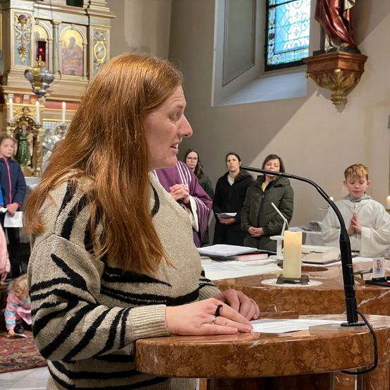 Bild enthält, Crowd, Person, Adult, Female, Woman, Boy, Child, Male, Girl, People