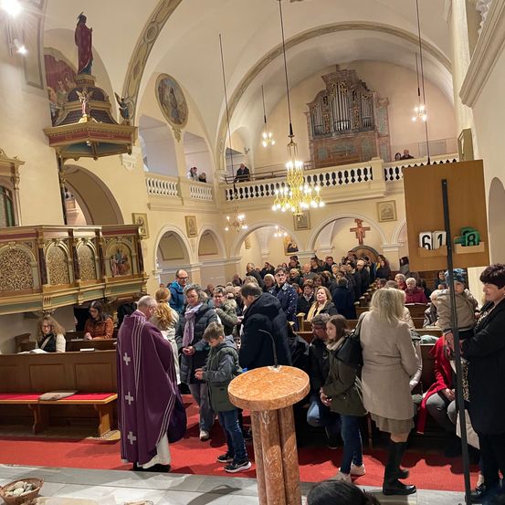 Bild enthält, Indoors, Adult, Female, Person, Woman, Building, Prayer, Chapel, Male, Man