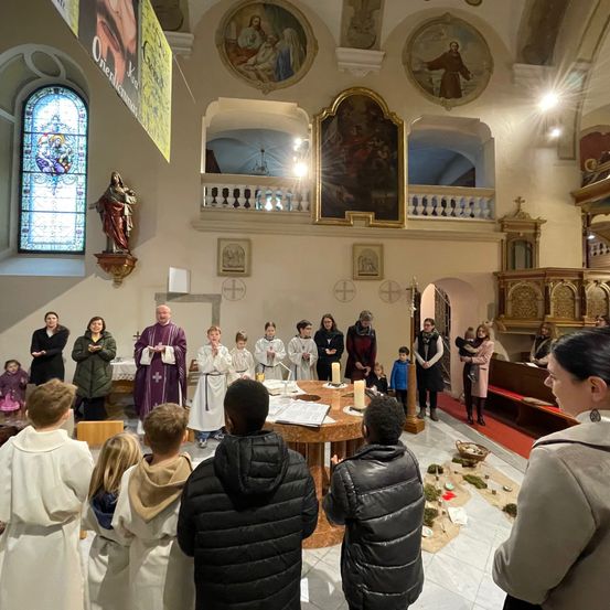 Bild enthält, Adult, Female, Person, Woman, Building, Indoors, Prayer, Male, Man, Child