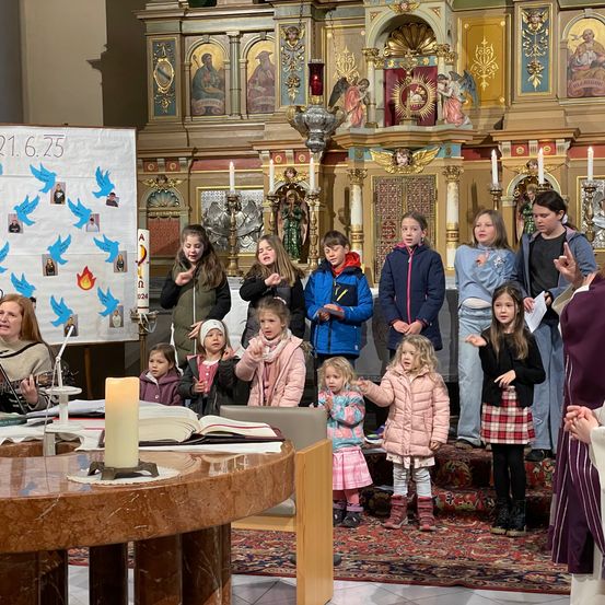 Bild enthält, People, Person, Adult, Male, Man, Child, Female, Girl, Jeans, Altar