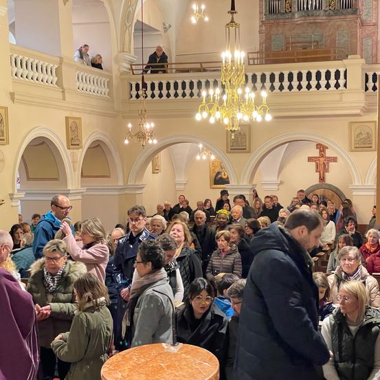 Bild enthält, Adult, Female, Person, Woman, Indoors, People, Male, Man, Building, Prayer