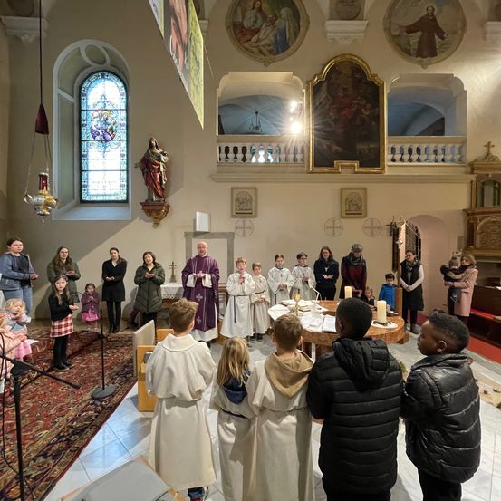 Bild enthält, Building, Indoors, Jacket, Person, Boy, Child, Male, Prayer, Chapel, Face