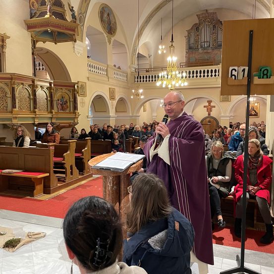 Bild enthält, Building, Person, Adult, Female, Woman, Indoors, Child, Girl, Prayer, Face