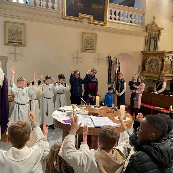 Bild enthält, Person, Adult, Male, Man, Boy, Child, Face, Head, Indoors, Prayer