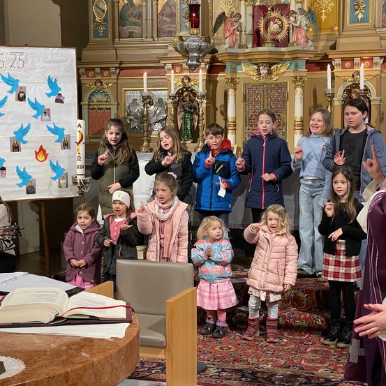 Bild enthält, People, Person, Adult, Female, Woman, Child, Girl, Male, Man, Coat