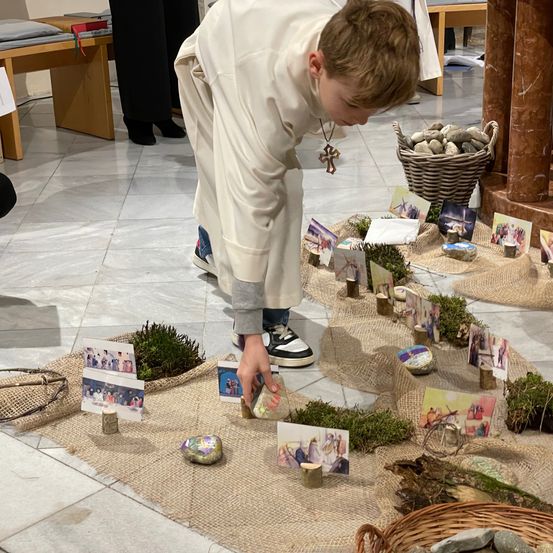 Bild enthält, Floor, Herbal, Flooring, Path, Potted Plant, Shoe, Walkway, Boy, Child, Person