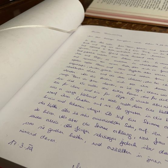 Bild enthält, Book, Publication, Text