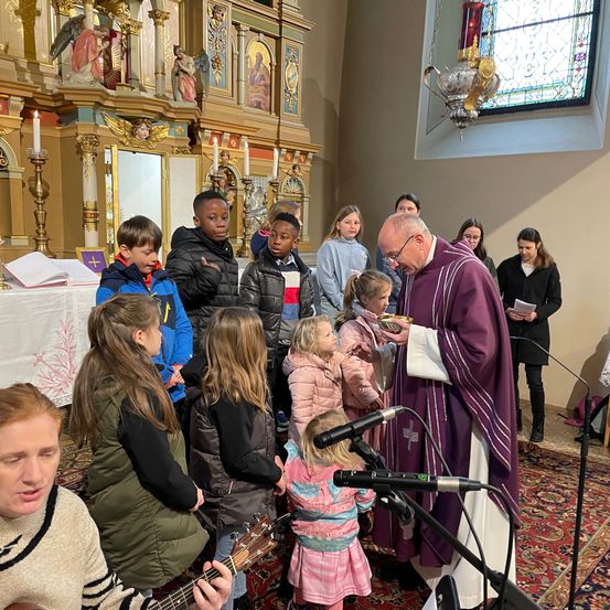 Bild enthält, Coat, Person, Adult, Female, Woman, Child, Girl, Male, Man, Jacket