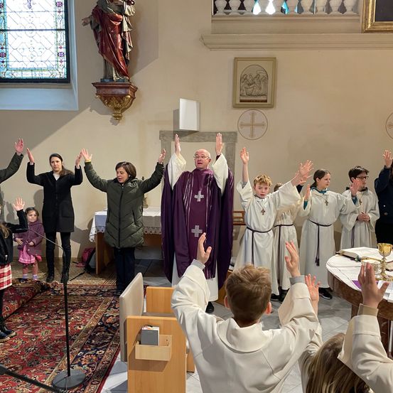 Bild enthält, Adult, Female, Person, Woman, Male, Man, Child, Girl, Boy, Coat