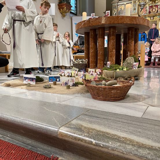 Bild enthält, Floor, Adult, Male, Man, Person, Female, Woman, Boy, Child, Altar