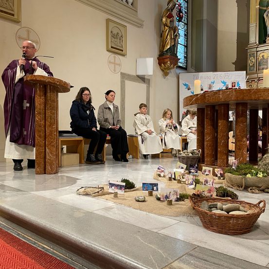 Bild enthält, Crowd, Person, Adult, Male, Man, Audience, Female, Woman, Speech, Coat