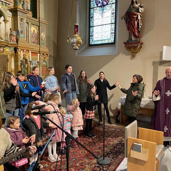 Bild enthält, Adult, Female, Person, Woman, Male, Man, Boy, Child, Coat, Guitar