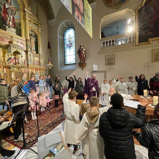 Bild enthält, Adult, Male, Man, Person, Indoors, Building, Prayer, Guitar, Chapel, Face