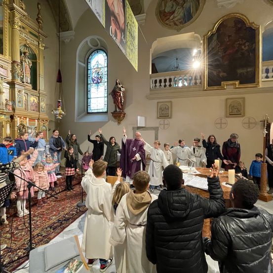Bild enthält, Indoors, Building, Adult, Male, Man, Person, Prayer, Fun, Hall, Face