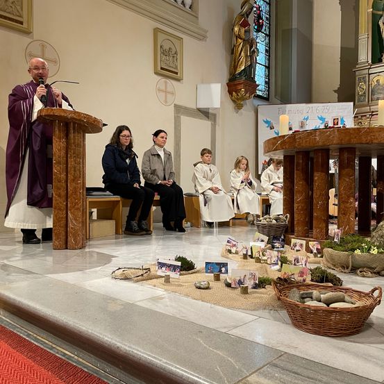 Bild enthält, Crowd, Person, Adult, Male, Man, Audience, Female, Woman, Speech, Coat