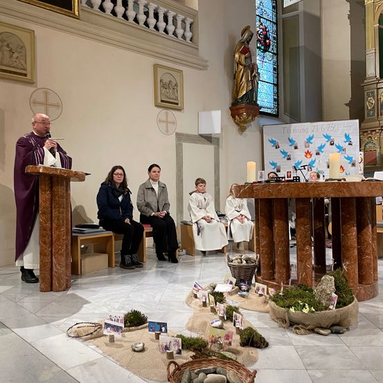 Bild enthält, Crowd, Person, Audience, Building, Adult, Male, Man, Speech, Coat, Podium