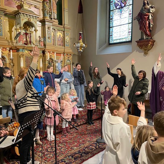 Bild enthält, Adult, Female, Person, Woman, Male, Man, Boy, Child, Guitar, Face