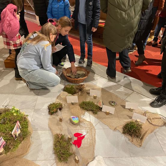 Bild enthält, Potted Plant, Path, Walkway, Person, Jeans, Urban, Coat, Adult, Male, Man