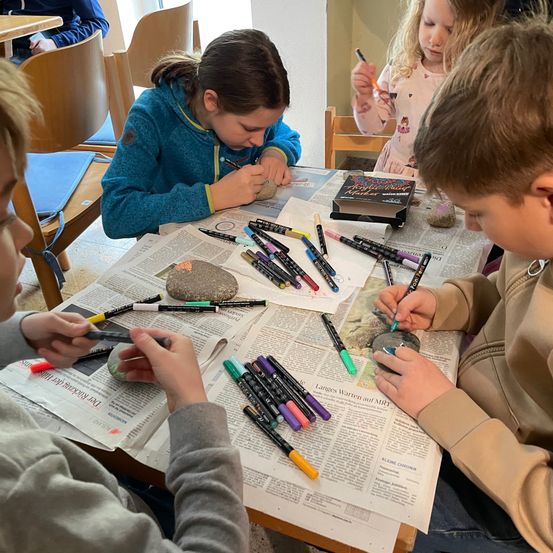 Bild enthält, Boy, Child, Male, Person, Student, Female, Girl, Text, Face, Head