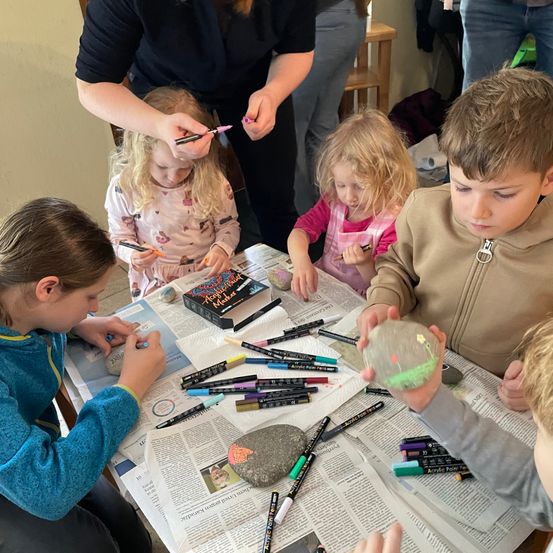 Bild enthält, Child, Female, Girl, Person, Boy, Male, Student, Face, Adult, Woman