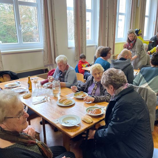 Bild enthält, Brunch, Restaurant, Adult, Female, Person, Woman, People, Cafeteria, Male, Man