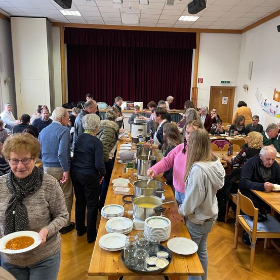 Bild enthält, Cafeteria, Indoors, Restaurant, Dining Room, Dining Table, Wood, Meal, Plywood, Person, People