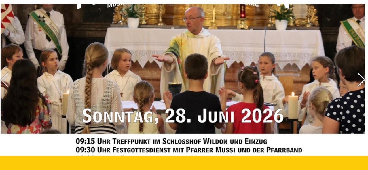 Ein Priester spricht während eines Gottesdienstes am 28. Juni 2020 zu einer Gruppe von Kindern. Die Kinder sind in Weiß gekleidet.