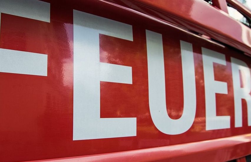 Bild enthält, Logo, Symbol, Bus, Transportation, Vehicle, Text, Number