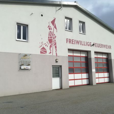 Bild enthält, Lamp, Indoors, Garage