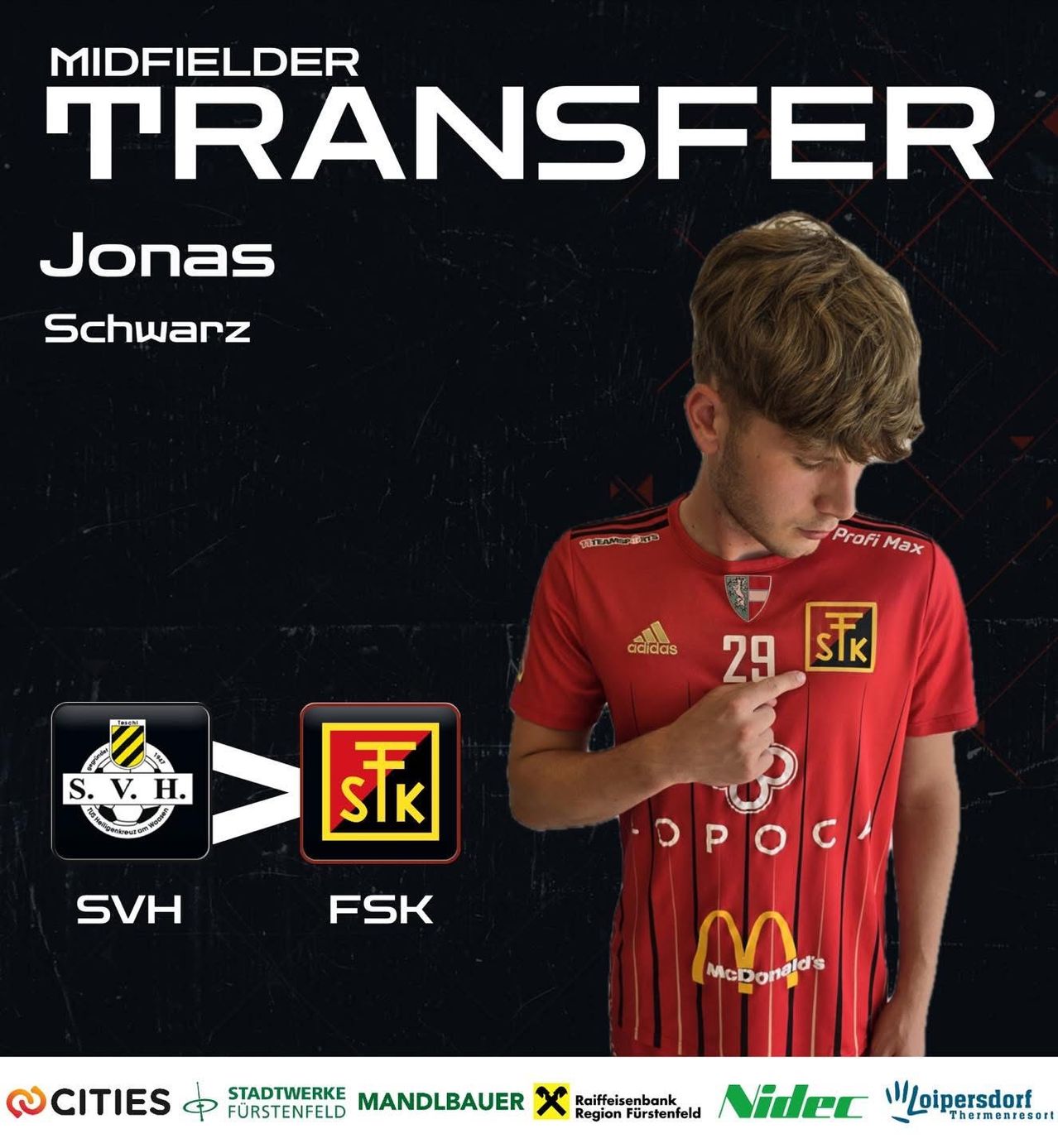 Ein Poster kündigt den Transfer des Fußballspielers Jonas Schwarz von S.V.H. zu FSK an. Der Spieler trägt ein rotes Adidas-Trikot mit McDonald's-Logo und zeigt auf sein Trikot.