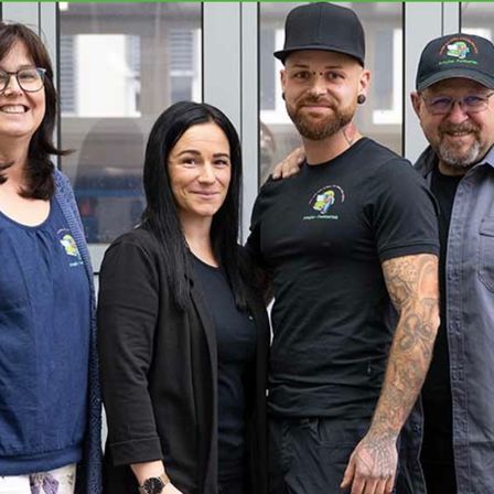 Bild enthält, Groupshot, Person, Adult, Female, Woman, Baseball Cap, Cap, People, Male, Man