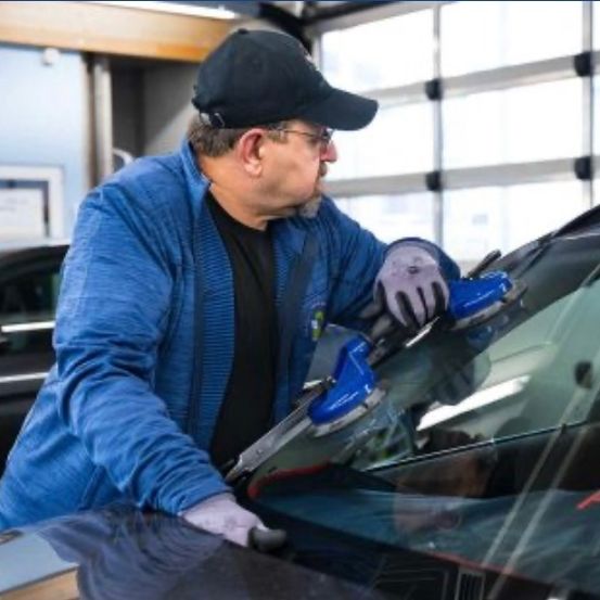 Bild enthält, Person, Worker, Adult, Male, Man, Car, Transportation, Vehicle, Wheel, Driving