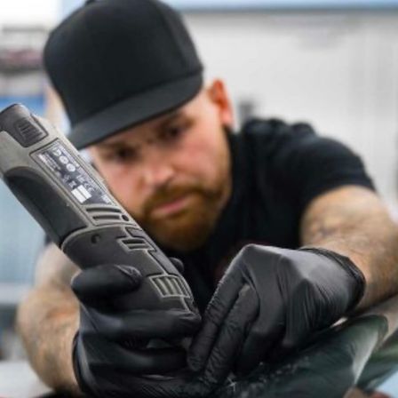 Bild enthält, Adult, Male, Man, Person, Clothing, Glove