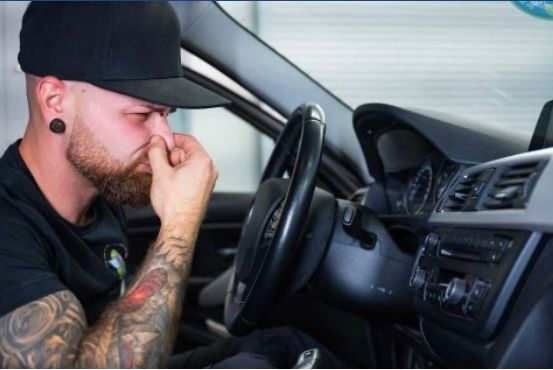 Bild enthält, Head, Person, Face, Adult, Male, Man, Driving, Transportation, Vehicle, Car