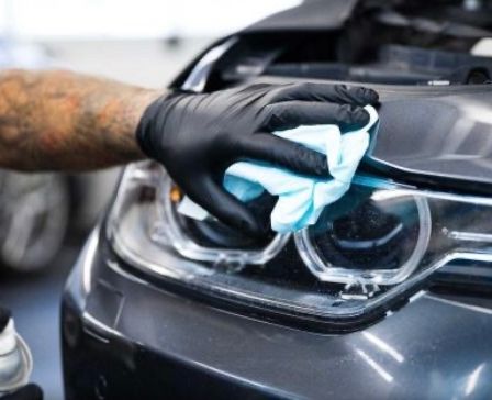 Bild enthält, Clothing, Glove, Transportation, Vehicle, Car, Mortar Shell, Weapon