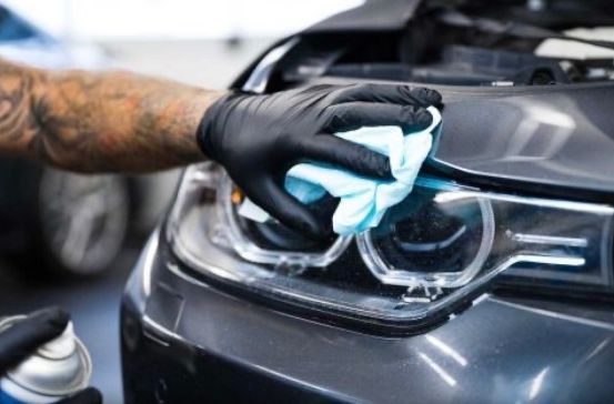 Bild enthält, Clothing, Glove, Transportation, Vehicle, Car, Mortar Shell, Weapon