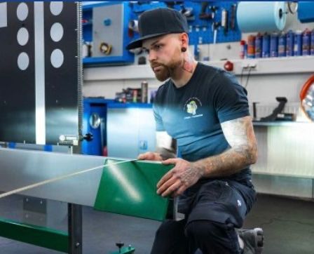 Bild enthält, Baseball Cap, Cap, Clothing, Hat, Adult, Male, Man, Person, Worker