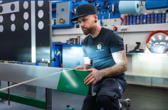 Bild enthält, Baseball Cap, Cap, Clothing, Hat, Adult, Male, Man, Person, Worker