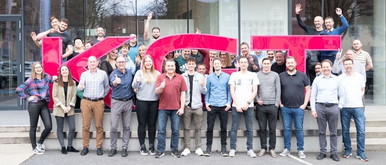 Bild enthält, People, Person, Pants, Belt, Shoe, Groupshot, Adult, Female, Woman, Jeans