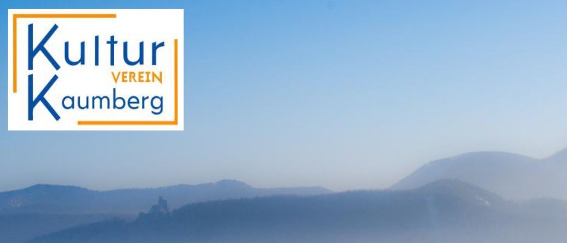 Eine neblige Landschaft mit blauem Himmel, Bergen in der Ferne und einem Gewässer darunter. Ein weißer Kasten mit dem Text 'Kultur Verein Remberg' befindet sich in der oberen linken Ecke.