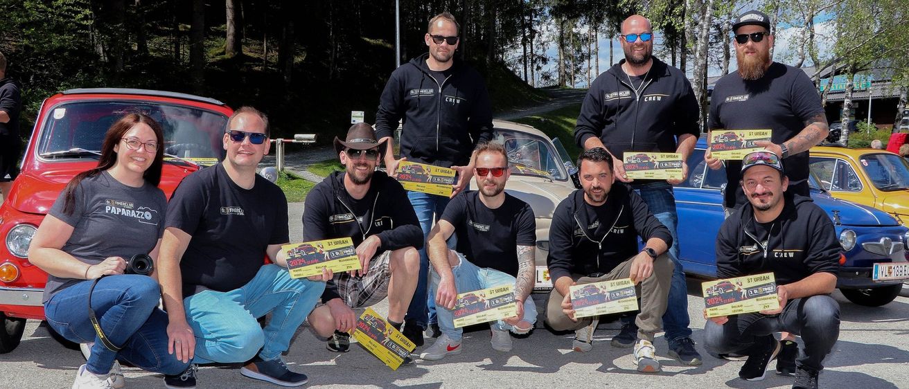 Bild enthält, People, Person, License Plate, Portrait, Shoe, Adult, Male, Man, Advertisement, Sunglasses