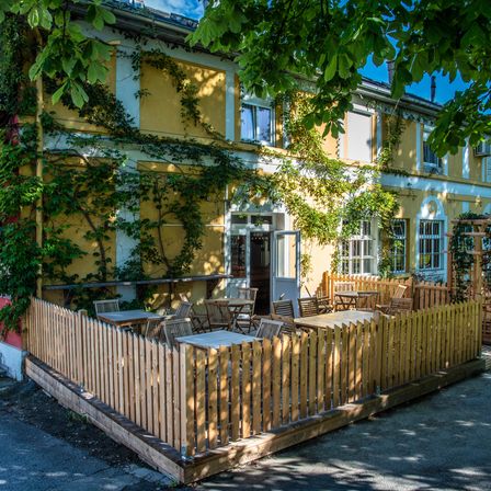 Bild enthält, Nature, Outdoors, Yard, Neighborhood, City, Picket Fence, Chair, Backyard, Housing, Desk