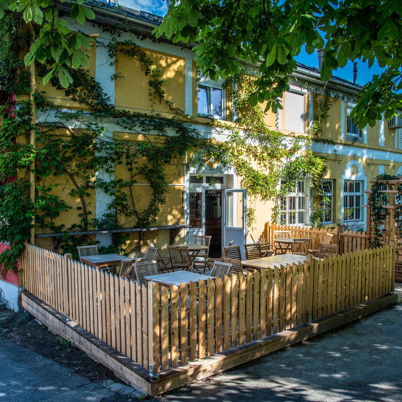 Bild enthält, Nature, Outdoors, Yard, Neighborhood, City, Picket Fence, Chair, Backyard, Housing, Desk