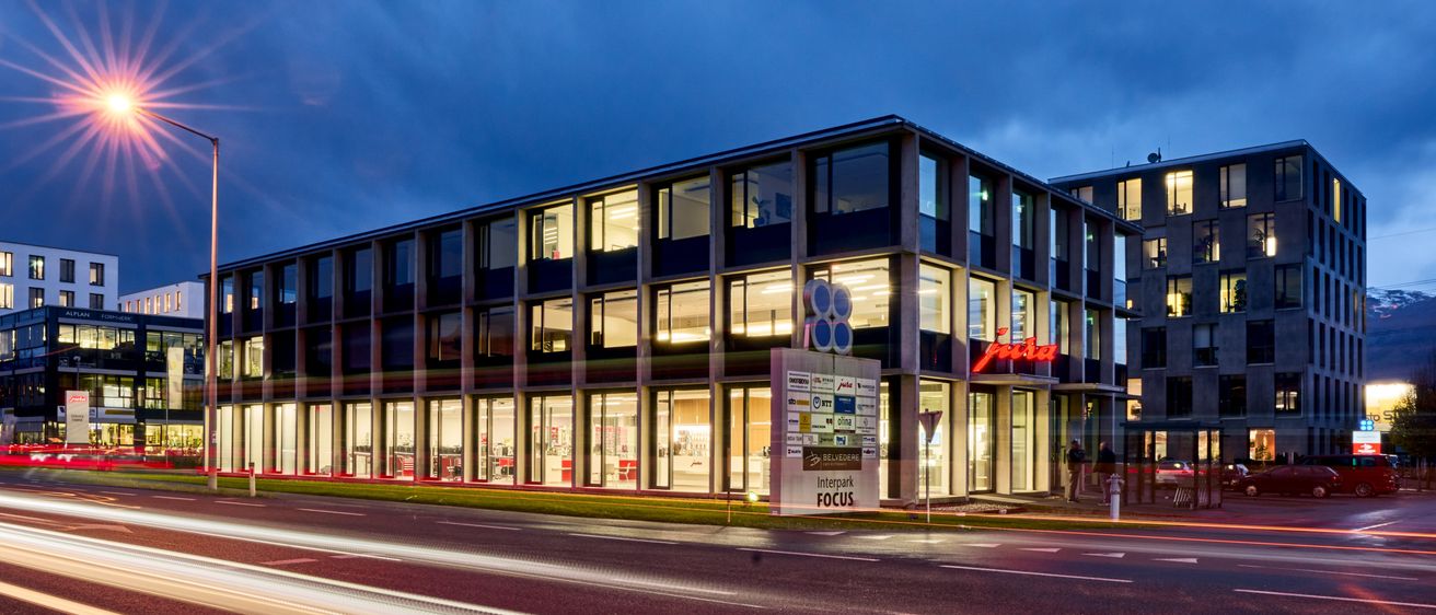 Bild enthält, Road, Building, Office Building, Tarmac, City, Street, Urban, Metropolis, Intersection, Highway