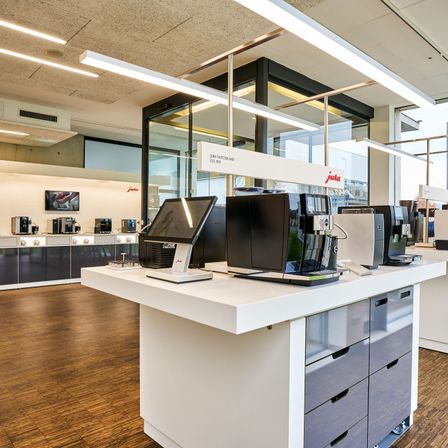 Bild enthält, Furniture, Table, Desk, Indoors, Interior Design, Wood, Building, Shop, Market, Monitor