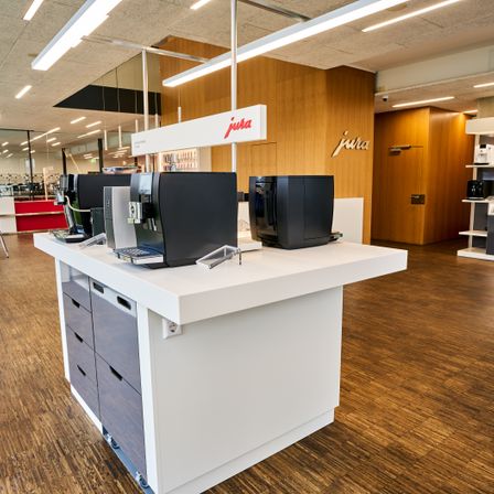 Bild enthält, Indoors, Interior Design, Building, Table, Shop, Market, Desk, Person, Grocery Store, Supermarket