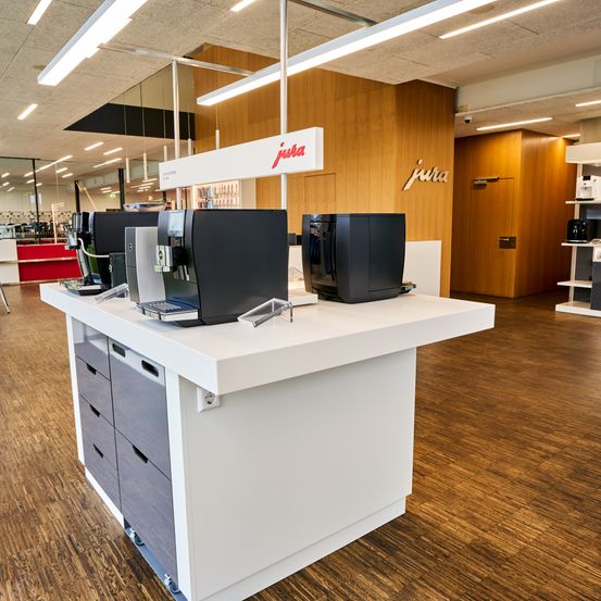 Bild enthält, Indoors, Interior Design, Building, Table, Shop, Market, Desk, Person, Grocery Store, Supermarket