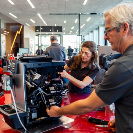Bild enthält, Factory, Adult, Male, Man, Person, Manufacturing, Workshop, Face, Machine, Glasses